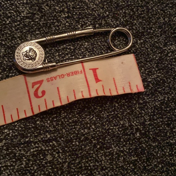 Brooch - Versace Safety Pin Lion Head silver Brooch - Picture 4 of 5